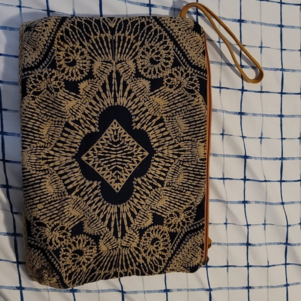 Atenti large wrist purse